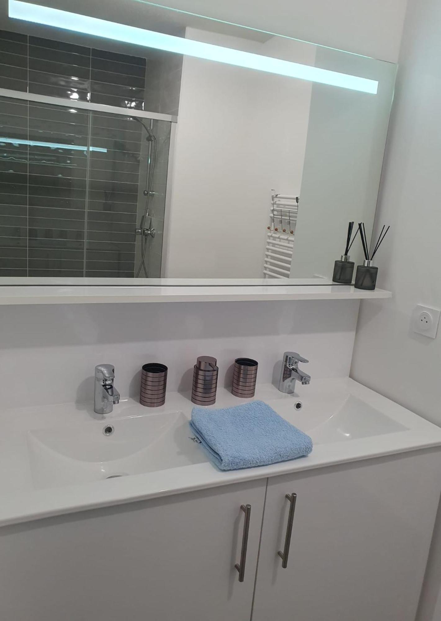 Appartement A Floirac Avec 2 Chambres, Un Parking Prive, Une Terrasse, A 5 Minutes En Voiture De L'Arkea Arena De Bordeaux Exteriör bild